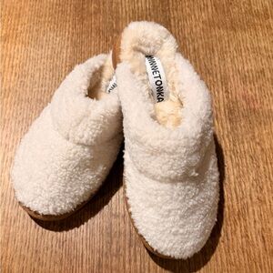 Minnetonka Cozy Sherpa Slippers – Cream